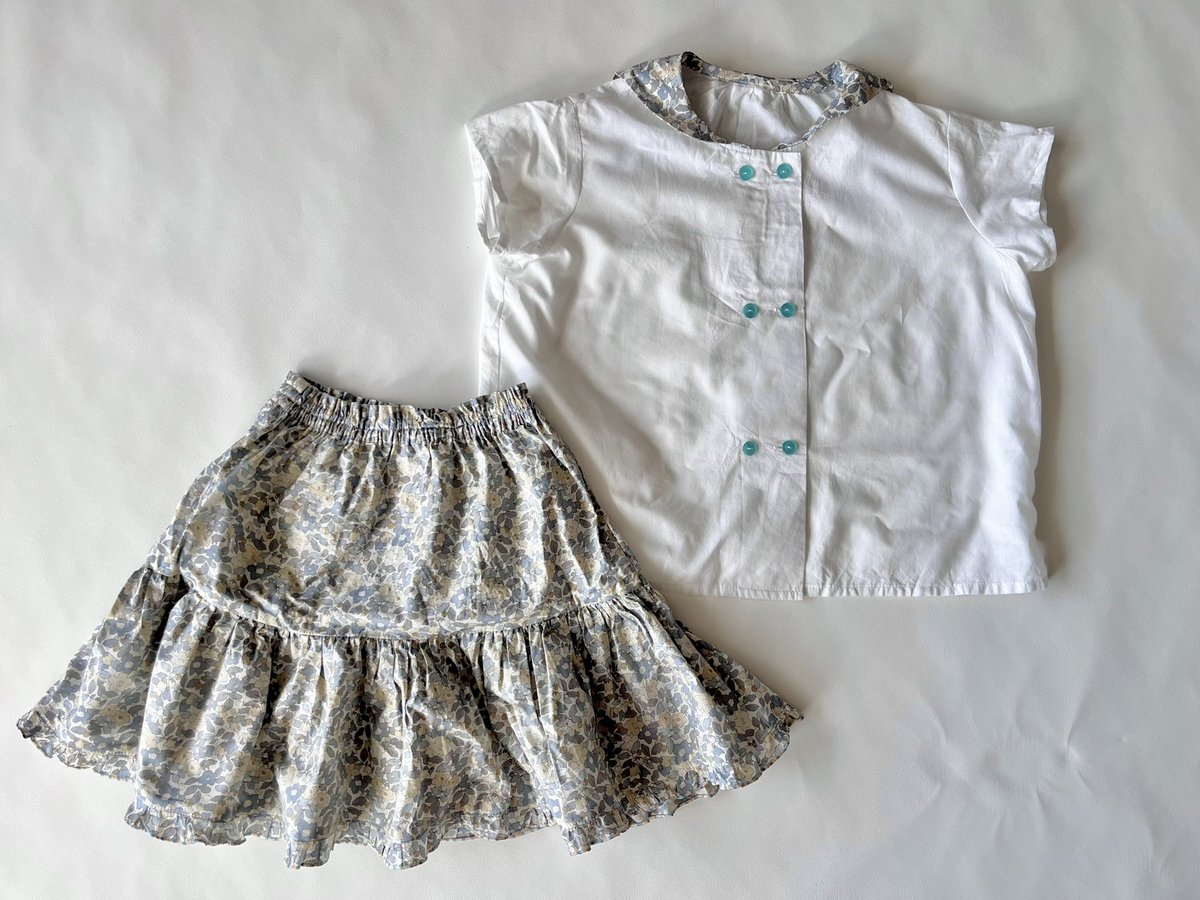 miko_mts2's tweet photo. 息子が一歳になった記念に姉弟お揃い(リンク)服作って、写真撮りに行ったよ💐

約3年前からベッツィベリーで家族リンクさせたいとぼやっと思ってて、やっと形にできた🫐

ボタンとスカート裾の糸の色🌈は娘に選んでもらった💡

#こそだてハンドメイド部 https://t.co/0q2aofCfW7