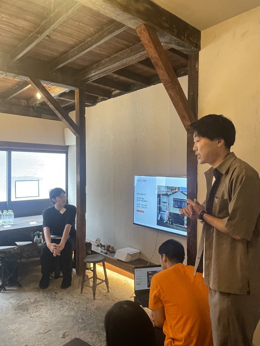 jutarotakahashi's tweet photo. 創造系スクールDAY4！
もう25期目のため、ここからたくさんの建築家や事業者が巣立っていきました。

建築の専門性をより高めるために必要になる、周辺領域との関係性を、DAY3で既に感覚的に掴み取った皆さんが、つぎは事業計画の作成に挑んでいます。

今日のゲスト講師は、アーキタッグを運営する桂龍馬さん。そして独立して間もないhyappo の木村寧生さんとイケガミアキラさん。会場はhyappo がこれから運営する、まちなかの宿泊施設です。

さあ、DAY5に向けてラストスパート。もっと続けたいけど、あとはみんなの背中を押すだけです。

#創造系スクール @ryoooooosk1116 @kmrysk1120