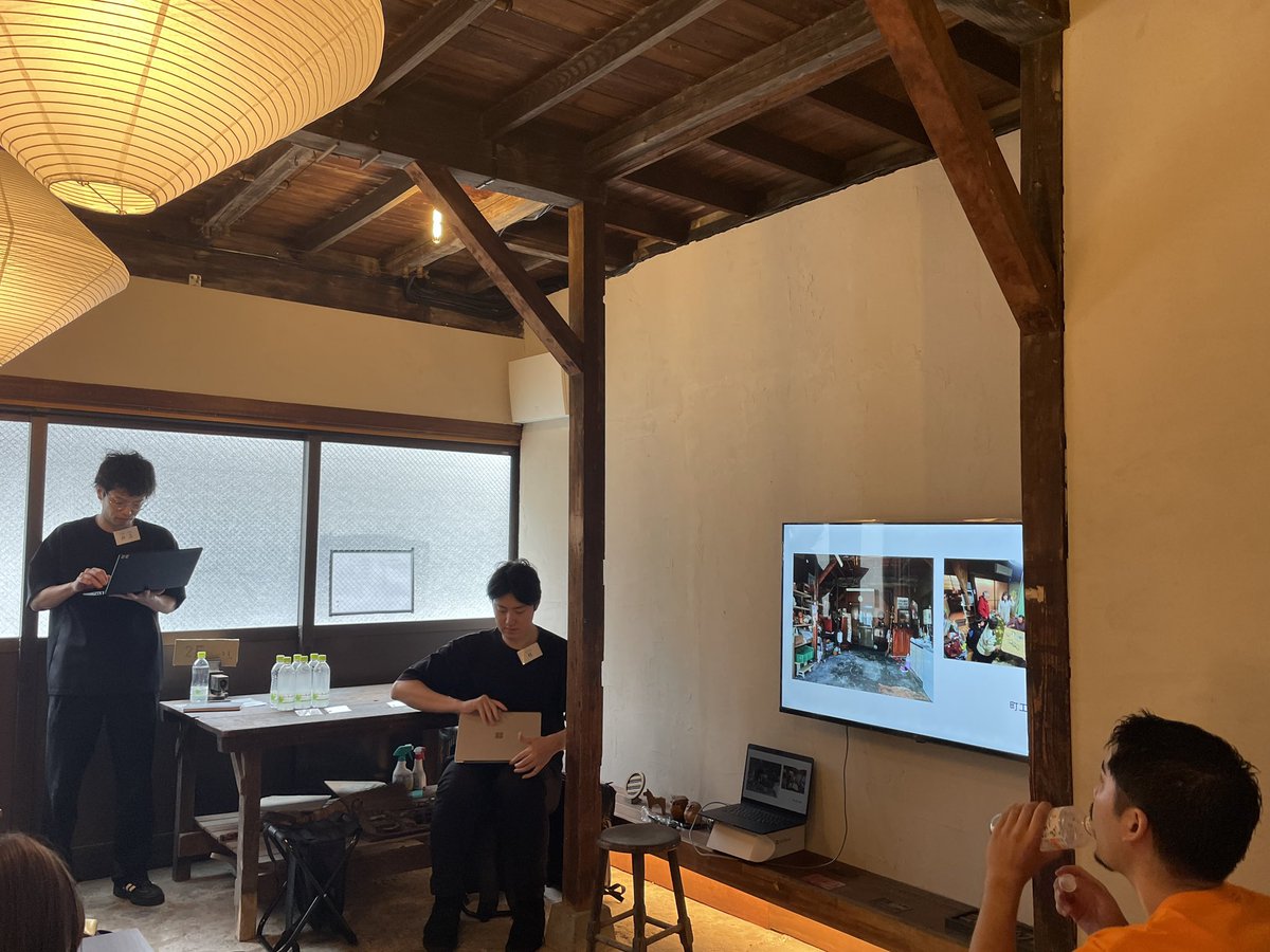 jutarotakahashi's tweet photo. 創造系スクールDAY4！
もう25期目のため、ここからたくさんの建築家や事業者が巣立っていきました。

建築の専門性をより高めるために必要になる、周辺領域との関係性を、DAY3で既に感覚的に掴み取った皆さんが、つぎは事業計画の作成に挑んでいます。

今日のゲスト講師は、アーキタッグを運営する桂龍馬さん。そして独立して間もないhyappo の木村寧生さんとイケガミアキラさん。会場はhyappo がこれから運営する、まちなかの宿泊施設です。

さあ、DAY5に向けてラストスパート。もっと続けたいけど、あとはみんなの背中を押すだけです。

#創造系スクール @ryoooooosk1116 @kmrysk1120