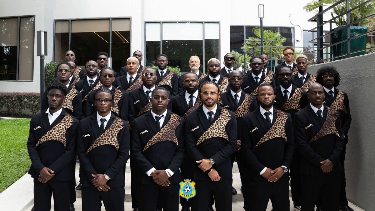 CongoNarrative's tweet photo. TRANSFORMER UNE TENUE ICONIQUE EN ACTIF DE SOFT POWER : QUELLES SUITES APRÈS LA COUPE DU MONDE ?

Par Congo Narrative Initiative

Contexte

Lors de leur arrivée à la Coupe du Monde, les Léopards de la République démocratique du Congo ont marqué les esprits en arborant une création originale inspirée de la peau du léopard, symbole national du pays. Imaginée par le designer congolais Alvin Mak, cette tenue a suscité une forte couverture médiatique et un engouement sur les réseaux sociaux, démontrant qu'une création culturelle peut devenir un puissant instrument de visibilité internationale.

Ce symbole s'inscrit dans une histoire africaine plurimillénaire. Dans l'Égypte antique, la peau de léopard était portée par certains prêtres de haut rang, notamment les prêtres-sem, lors des grandes cérémonies religieuses et funéraires. Elle incarnait l'autorité spirituelle, la connaissance, la protection et le lien entre le pouvoir terrestre et le sacré. Au fil des siècles, le léopard est demeuré, dans de nombreuses civilisations africaines, un emblème de souveraineté, de courage, de prestige et de leadership.

En réinterprétant cet héritage dans un langage esthétique contemporain, Alvin Mak n'a pas seulement conçu une tenue : il a donné une expression visuelle à un récit identitaire enraciné dans l'histoire du continent. Cette création illustre le potentiel du design congolais comme levier de nation branding, de diplomatie culturelle et de soft power.

Pourquoi cette création est stratégique

Les grandes nations savent transformer un moment médiatique en patrimoine durable. La RDC ne devrait pas considérer cette tenue comme un simple souvenir de compétition, mais comme le symbole officiel du retour historique des Léopards à la Coupe du Monde, 52 ans après leur première participation.

Cette création matérialise la rencontre entre le sport, la culture, le design, l'identité nationale et la créativité congolaise. Elle raconte une histoire que le pays doit désormais préserver, diffuser et valoriser.

Au-delà de son esthétique, cette tenue constitue un actif stratégique. Elle démontre qu'une œuvre issue des Industries Culturelles et Créatives peut renforcer l'image internationale du pays, créer de la valeur économique, nourrir la fierté nationale et contribuer à la construction d'une marque Congo forte et cohérente.

Cinq actions prioritaires

1. Patrimonialiser cette création

L'État congolais pourrait acquérir et conserver les pièces originales, les croquis, les prototypes et les archives de conception afin de les intégrer au patrimoine national. Cette tenue mérite d'être reconnue comme un objet emblématique de l'histoire contemporaine du sport et du design congolais.

2. Produire un documentaire de référence

Réaliser un documentaire de classe mondiale retraçant l'histoire de cette création, le parcours d'Alvin Mak, la préparation des Léopards et l'impact international de cette identité visuelle. Les droits patrimoniaux de cette œuvre audiovisuelle devraient être détenus par la RDC afin d'en assurer une exploitation éducative, culturelle et commerciale sur plusieurs générations.

3. Développer une collection officielle

Créer une ligne officielle de vêtements, accessoires et objets de collection inspirés de cette création, destinée aux supporters, à la diaspora et aux visiteurs internationaux. Cette initiative contribuerait au développement de l'économie créative nationale tout en renforçant la visibilité de la marque Congo.

4. Faire voyager cette création à travers le monde

Présenter cette tenue dans les musées, les ambassades, les expositions universelles, les instituts culturels et les grands événements internationaux afin d'en faire une vitrine du design congolais contemporain et de la créativité africaine.

@Presidence_RDC
@MinCap_RDC
@Com_mediasRDC
@MinSport_Loisir
@PatrickMuyaya
@DidierBudimbu

⬇️⬇️⬇️