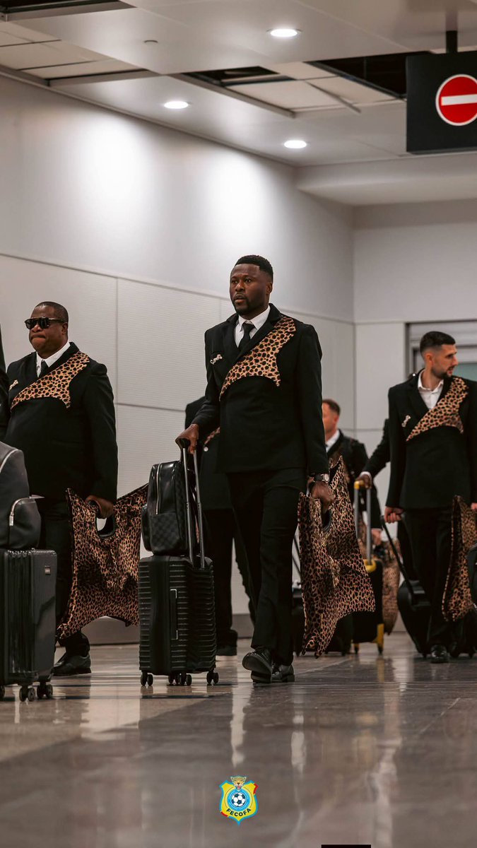 CongoNarrative's tweet photo. TRANSFORMER UNE TENUE ICONIQUE EN ACTIF DE SOFT POWER : QUELLES SUITES APRÈS LA COUPE DU MONDE ?

Par Congo Narrative Initiative

Contexte

Lors de leur arrivée à la Coupe du Monde, les Léopards de la République démocratique du Congo ont marqué les esprits en arborant une création originale inspirée de la peau du léopard, symbole national du pays. Imaginée par le designer congolais Alvin Mak, cette tenue a suscité une forte couverture médiatique et un engouement sur les réseaux sociaux, démontrant qu'une création culturelle peut devenir un puissant instrument de visibilité internationale.

Ce symbole s'inscrit dans une histoire africaine plurimillénaire. Dans l'Égypte antique, la peau de léopard était portée par certains prêtres de haut rang, notamment les prêtres-sem, lors des grandes cérémonies religieuses et funéraires. Elle incarnait l'autorité spirituelle, la connaissance, la protection et le lien entre le pouvoir terrestre et le sacré. Au fil des siècles, le léopard est demeuré, dans de nombreuses civilisations africaines, un emblème de souveraineté, de courage, de prestige et de leadership.

En réinterprétant cet héritage dans un langage esthétique contemporain, Alvin Mak n'a pas seulement conçu une tenue : il a donné une expression visuelle à un récit identitaire enraciné dans l'histoire du continent. Cette création illustre le potentiel du design congolais comme levier de nation branding, de diplomatie culturelle et de soft power.

Pourquoi cette création est stratégique

Les grandes nations savent transformer un moment médiatique en patrimoine durable. La RDC ne devrait pas considérer cette tenue comme un simple souvenir de compétition, mais comme le symbole officiel du retour historique des Léopards à la Coupe du Monde, 52 ans après leur première participation.

Cette création matérialise la rencontre entre le sport, la culture, le design, l'identité nationale et la créativité congolaise. Elle raconte une histoire que le pays doit désormais préserver, diffuser et valoriser.

Au-delà de son esthétique, cette tenue constitue un actif stratégique. Elle démontre qu'une œuvre issue des Industries Culturelles et Créatives peut renforcer l'image internationale du pays, créer de la valeur économique, nourrir la fierté nationale et contribuer à la construction d'une marque Congo forte et cohérente.

Cinq actions prioritaires

1. Patrimonialiser cette création

L'État congolais pourrait acquérir et conserver les pièces originales, les croquis, les prototypes et les archives de conception afin de les intégrer au patrimoine national. Cette tenue mérite d'être reconnue comme un objet emblématique de l'histoire contemporaine du sport et du design congolais.

2. Produire un documentaire de référence

Réaliser un documentaire de classe mondiale retraçant l'histoire de cette création, le parcours d'Alvin Mak, la préparation des Léopards et l'impact international de cette identité visuelle. Les droits patrimoniaux de cette œuvre audiovisuelle devraient être détenus par la RDC afin d'en assurer une exploitation éducative, culturelle et commerciale sur plusieurs générations.

3. Développer une collection officielle

Créer une ligne officielle de vêtements, accessoires et objets de collection inspirés de cette création, destinée aux supporters, à la diaspora et aux visiteurs internationaux. Cette initiative contribuerait au développement de l'économie créative nationale tout en renforçant la visibilité de la marque Congo.

4. Faire voyager cette création à travers le monde

Présenter cette tenue dans les musées, les ambassades, les expositions universelles, les instituts culturels et les grands événements internationaux afin d'en faire une vitrine du design congolais contemporain et de la créativité africaine.

@Presidence_RDC
@MinCap_RDC
@Com_mediasRDC
@MinSport_Loisir
@PatrickMuyaya
@DidierBudimbu

⬇️⬇️⬇️