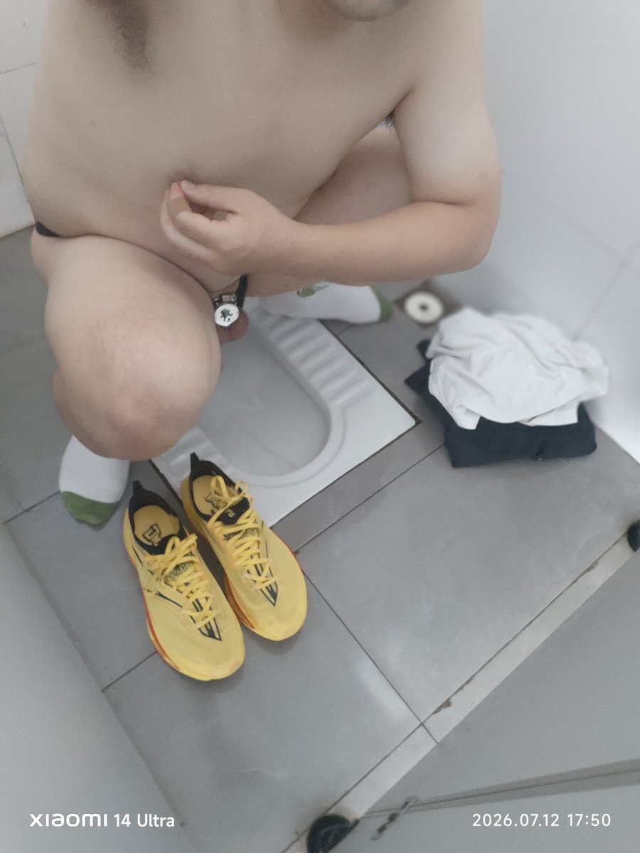 m20412752's tweet photo. 刚脱光拍了一张照 就有人进来了；玩了一手秒闪现，太吓人了 https://t.co/465HIjQCP1