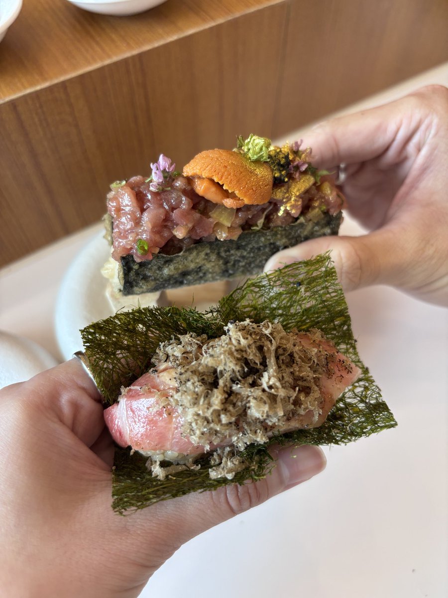 viewwrs's tweet photo. ✨🍣KIN ROLL เค้าเสิร์ฟโอมากาเสะในรูปแบบ Lunch Box 9หลุมอลังแบบนี้ ราคาเพียง 890฿ คุ้มเกินไปแล้ว เหนเชฟโชว์ทำแต่ละหลุม เอนจอยมาก กินไปก็พูดกะแฟนไปว่าอื้ออหือ อร่อยมาก! ดีงามทุกช่อง ราคานี้ได้ชาเขียวรีฟิลด้วย ถ้ายังไม่อิ่มสั่ง Hand roll เพิ่มได้นะ วิวสั่ง Otoro Trufffle และ Otoru Taku Uni อร่อยถูกใจทั้งคู่เลย😋
🕐Lunch Box Set ตั้งแต่เวลา 11.30-บ่าย2
📍สาขา One Bangkok @aroii