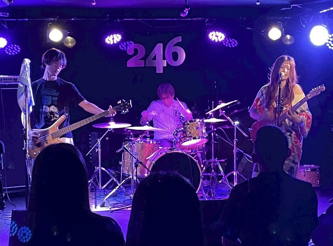 hanih0he_10iro's tweet photo. ＼チリヌルヲワカ&amp;GO!GO!718コピバンLIVE／

ハニホヘトイロはトッパーをやらせていただきました🙌
どのバンドさんもそれぞれに個性がありカッコよくて
好きな曲まみれの最高の1日でした🍀

配信見たーってコメントや
連絡くださった方もありがとうございます🙏✨

次回は12月の名古屋セッションで！ https://t.co/YErnsKL91n