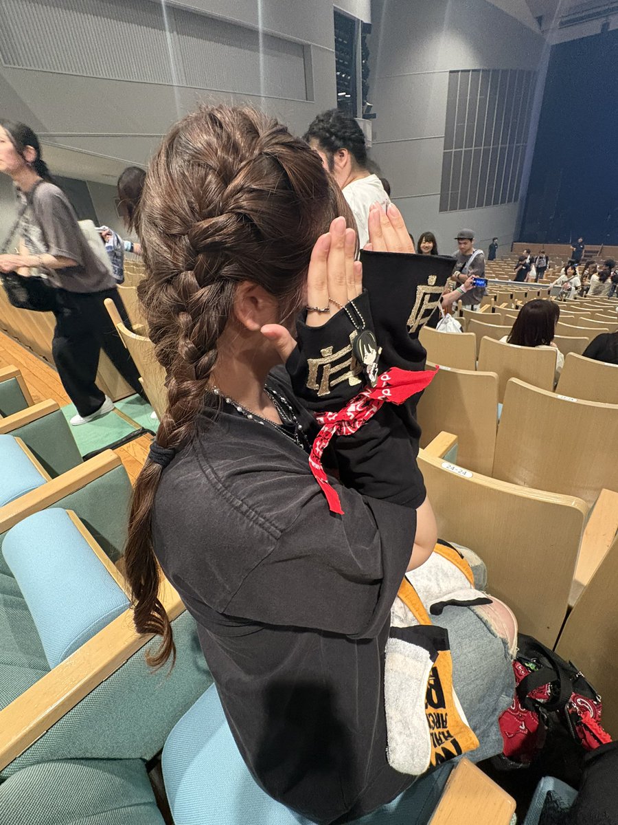 harn_nb's tweet photo. 岐阜参戦できてほんとに幸せ☺️
圭吾くんの地元公演当たったことがほんとに嬉しくてずっと待ち望んでた！
圭吾くんに合わせてTシャツ、アームカバー、バンダナ、編み込みしてアピールしたよ！
またまた雄大くんが隣通ってくれて幸せ🤭
絶対次も参戦する！岐阜でもアリーナーしようね！！！
#Novelbright https://t.co/UtEmXcYean