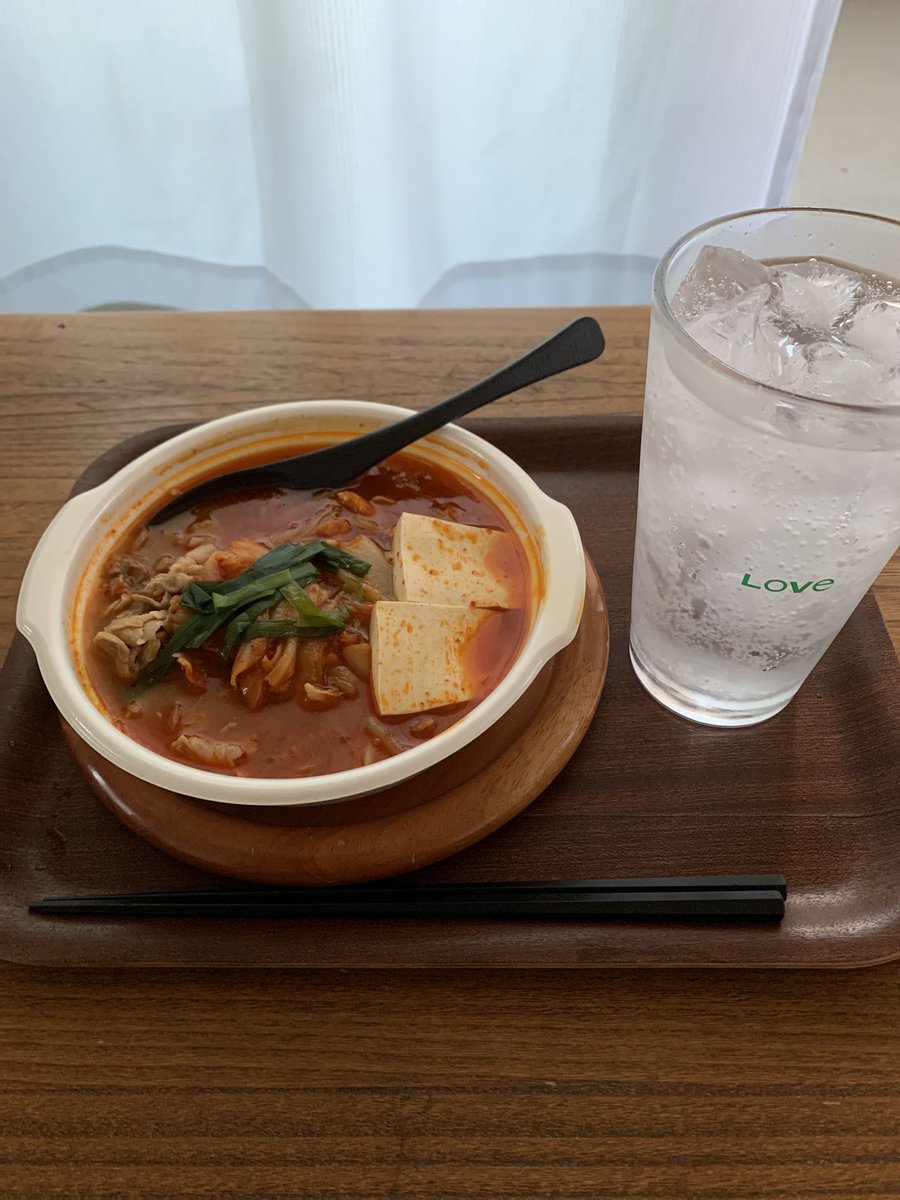youphoenix1's tweet photo. surf trip帰り。
セブンの割引キムチ鍋買って、おうち呑み。 https://t.co/dHRBVThjgE