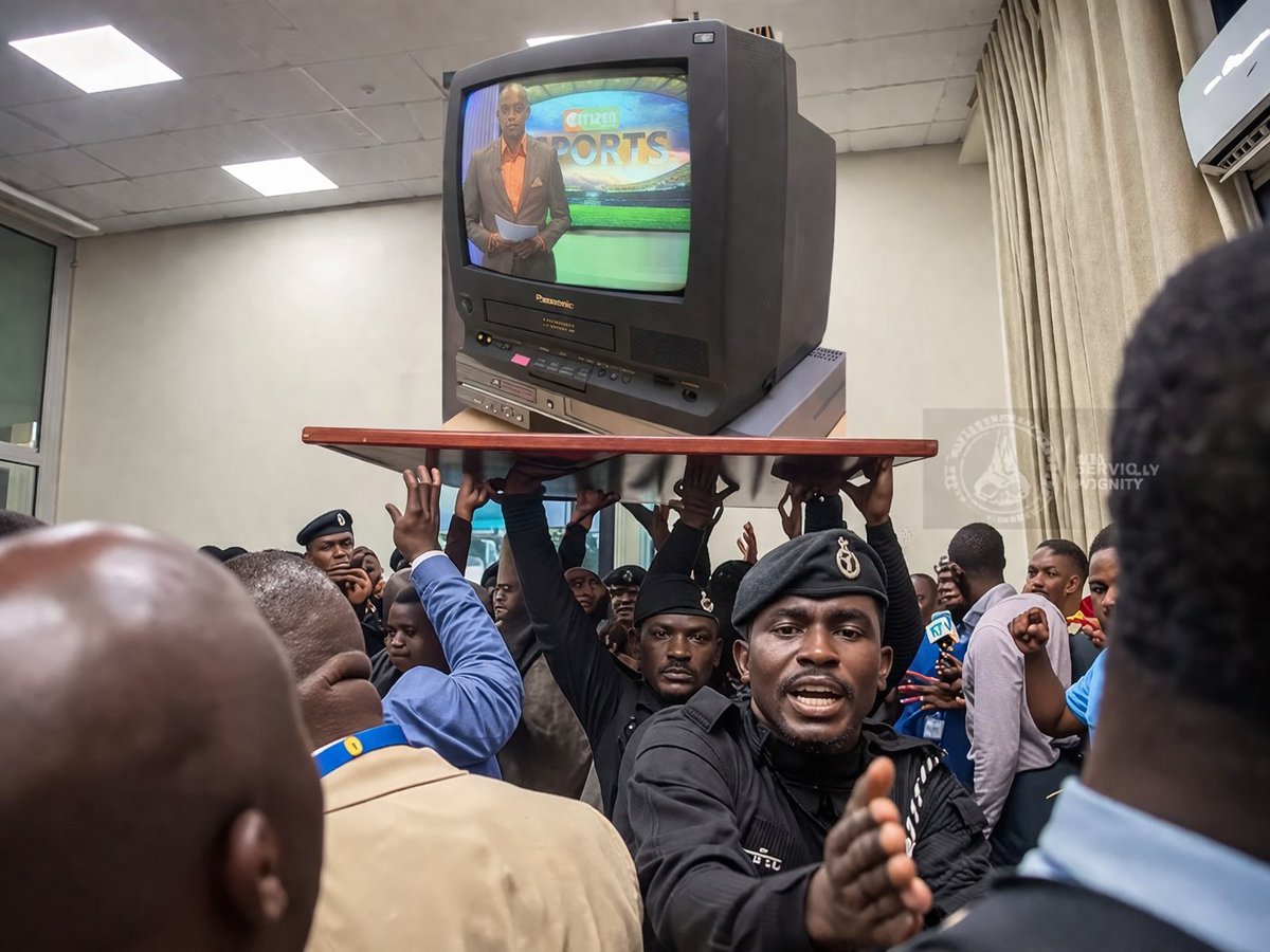 Okwaro_'s tweet photo. Naam. Assalamu Aleikum mpenzi mtazamaji. Kwa kuwa muda umeyoyoma, tutaweza kupata runinga mbili. Moja ya kuangalia kijana wetu wa Daystar; Musa Kula ngori na hilo nyingine ya kumtazama poster boy. https://t.co/Jq2Ya8eIKb