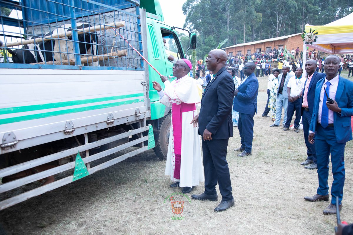 Burundi_senat's tweet photo. 2/2 #Burundi: Le Président du @Burundi_senat a également salué la volonté du Diocèse de #Bubanza d'avoir choisi la Paroisse de @GihangoStFPa malgré son jeune âge de 4 ans d'existance, pour accueillir l'événement de cette envergure. Il a saisi cette occasion pour souhaiter la bienvenue à Son Excellence Emmanuel NTAKARUTIMANA, Evêque de ce Diocèse, aux différents religieux et autres invités qui ont pris part à ces cérémonies.