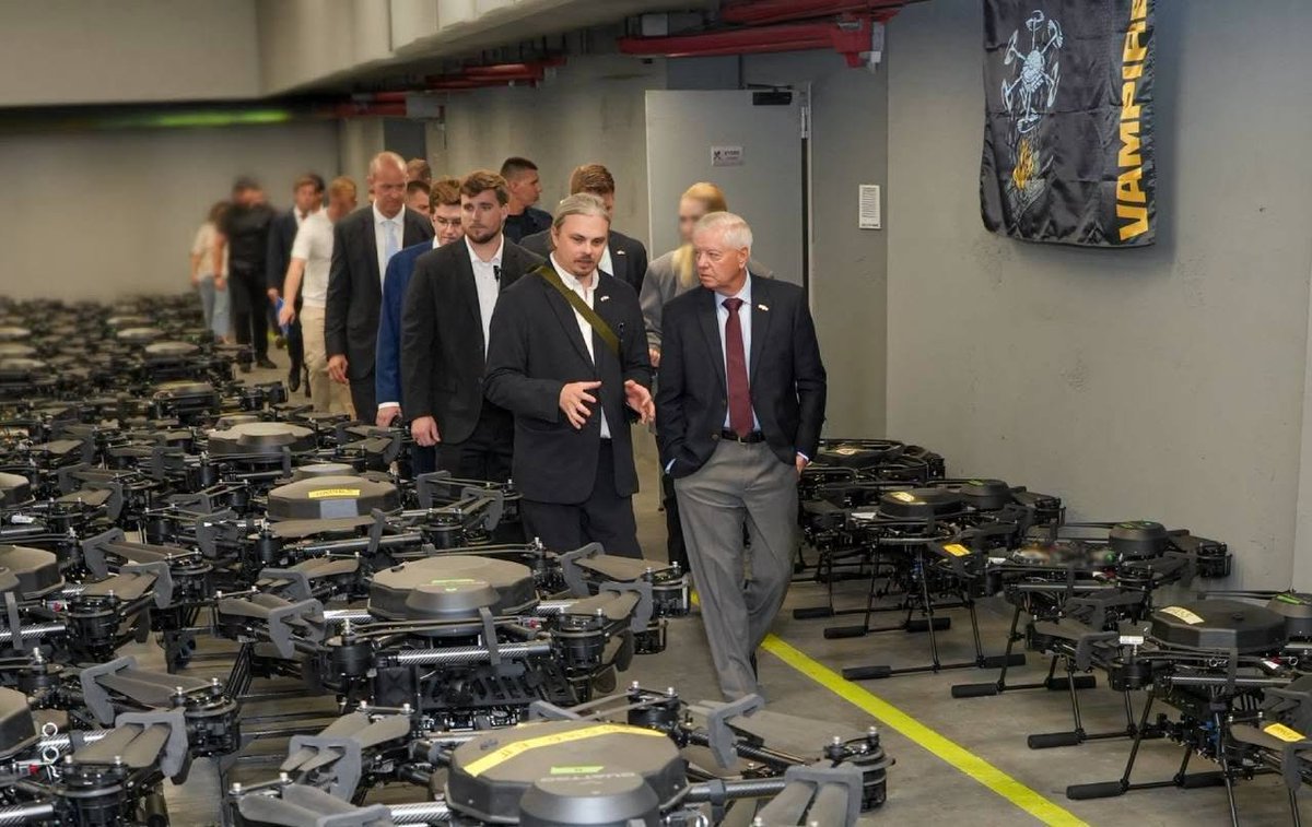 Sadik0707's tweet photo. Birkaç gün önce Ukrayna'da dron üretim merkezini ziyaret eden ABD'nin en sağcı ve ırkçı senatörü Lindsey Graham'ın aniden öldüğü ilan edildi.
Ailesi "lütfen bizi rahatsız etmeyin, dua edin" diye kısa bir mesaj yayınladı.
Peki kimdir bu senatör?
Amerika'daki İsrail lobisinin en aktif üyesi.
İsrail'e "Filistinlileri toptan yok etmeden bu iş bitmez, Hiroşima'da yaptığımız gibi İsrail'in atom bombası atması lazım" diyen adamdır.
Bu adam, Rusya'nın yerle bir edilmesini ve mümkünse birçok parçaya bölünerek yok edilmesini savunan bir insandır.
Graham'ın ziyaret ettiği dron fabrikası aynı gün Rusya tarafından vurularak yerle bir edilmişti. Şimdi bazı bilgilere göre Rusya'nın bu vuruşu sırasında Graham ve bazı üst düzey Amerikalı yetkililerde bulunuyordu. Aynı gün Trump'ın acil kodla Beyaz Saray'a hızla gittiğine dair haberler de çıkmıştı. Şimdi bunları birleştirince, ölümünün Rusya'nın vuruşuyla olabileceği akla gelmektedir.
Ne diyelim, ateşi bol olsun.