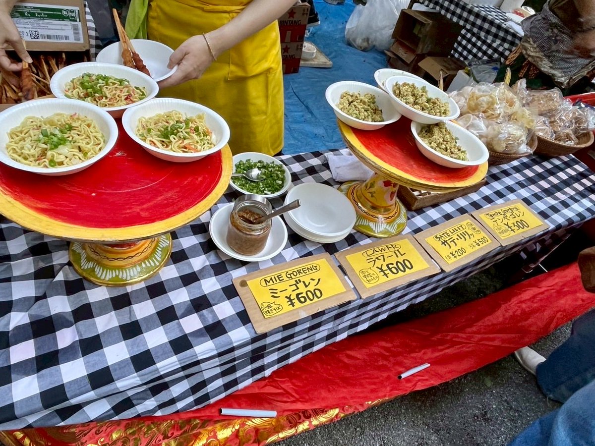asagayabali's tweet photo. 阿佐ヶ谷バリ舞踊祭では、インドネシアの屋台料理も登場。Cafe Bali Campurさんのメニューは、ミーゴレン（焼きそば）、ラワール（肉と野菜の和え物）、サテリリッ（鶏つくね串）、テンペゴレン、クルプック（えびせん）。ビンタンビールやアラック（バリ焼酎）もご用意しています。お楽しみに！ https://t.co/WURno1skZX