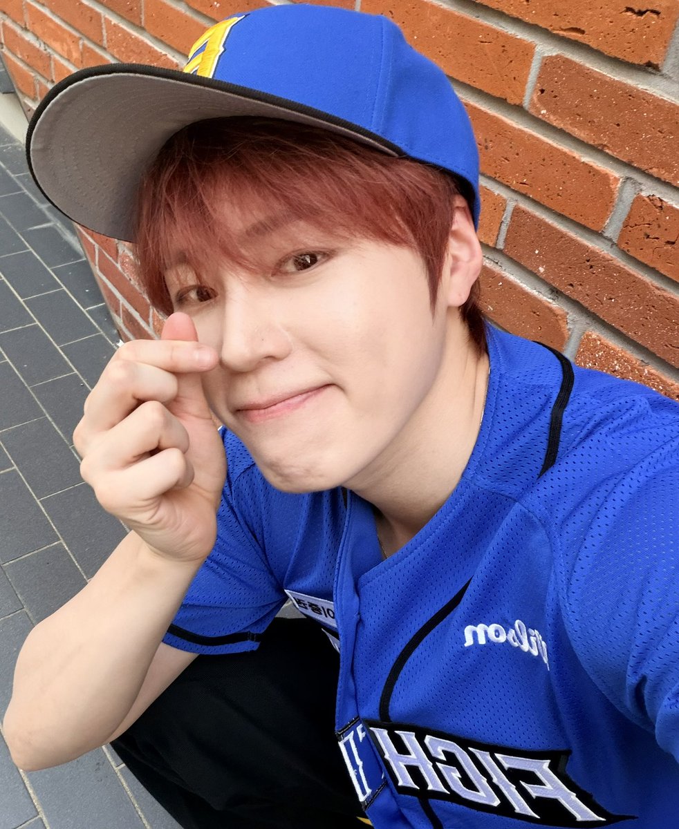 gooreumseng's tweet photo. #불꽃야구 #애국가 #심장터져 #하늘 #🩷
#사진안찍으면 #혼날거가타 https://t.co/4PfUFefksZ