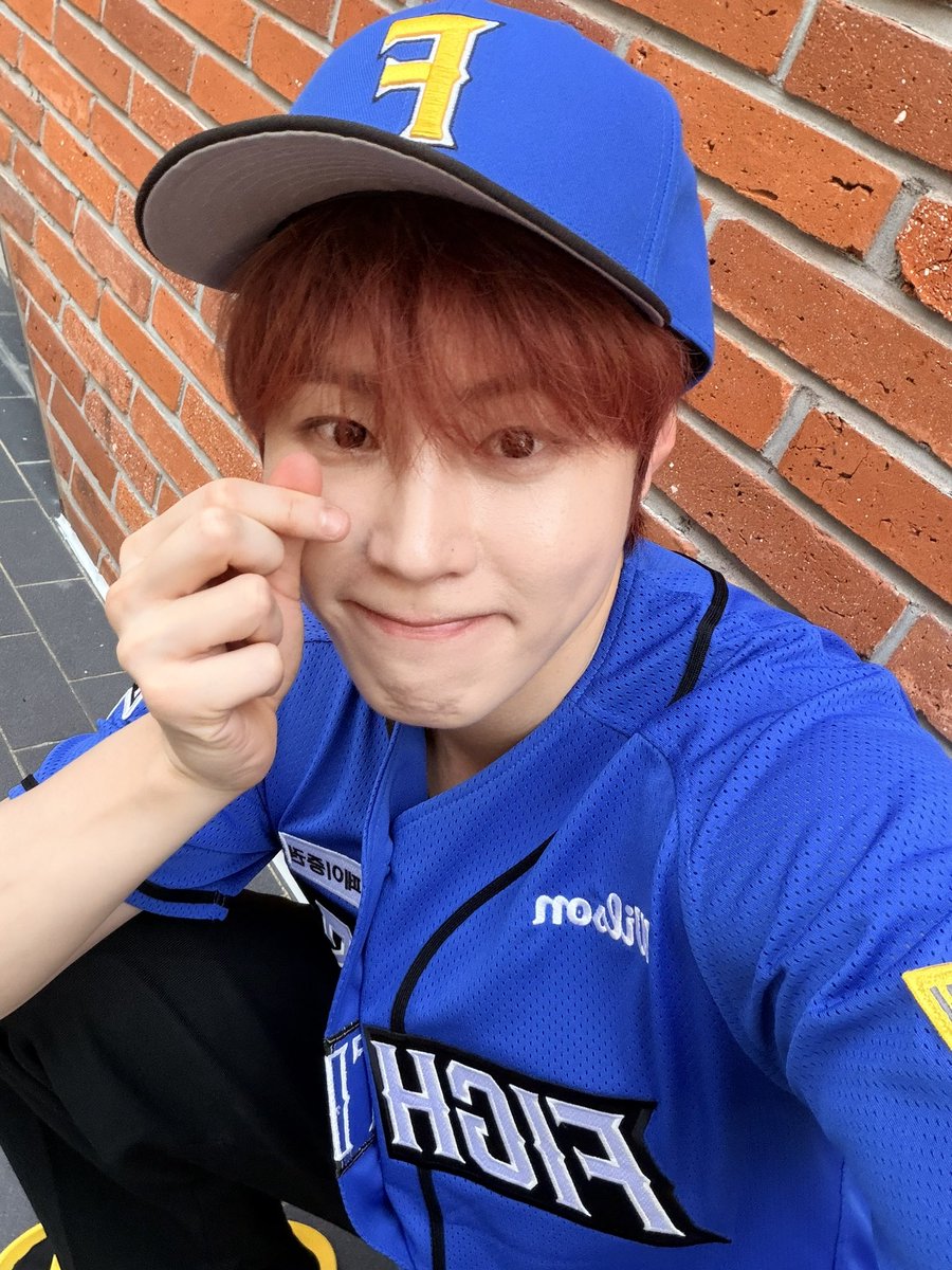 gooreumseng's tweet photo. #불꽃야구 #애국가 #심장터져 #하늘 #🩷
#사진안찍으면 #혼날거가타 https://t.co/4PfUFefksZ