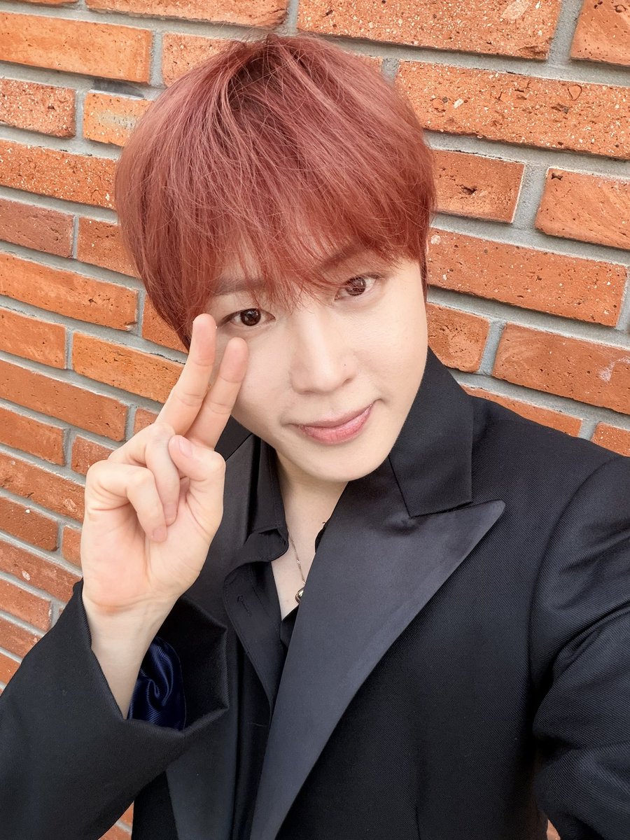 gooreumseng's tweet photo. #불꽃야구 #애국가 #심장터져 #하늘 #🩷
#사진안찍으면 #혼날거가타 https://t.co/4PfUFefksZ