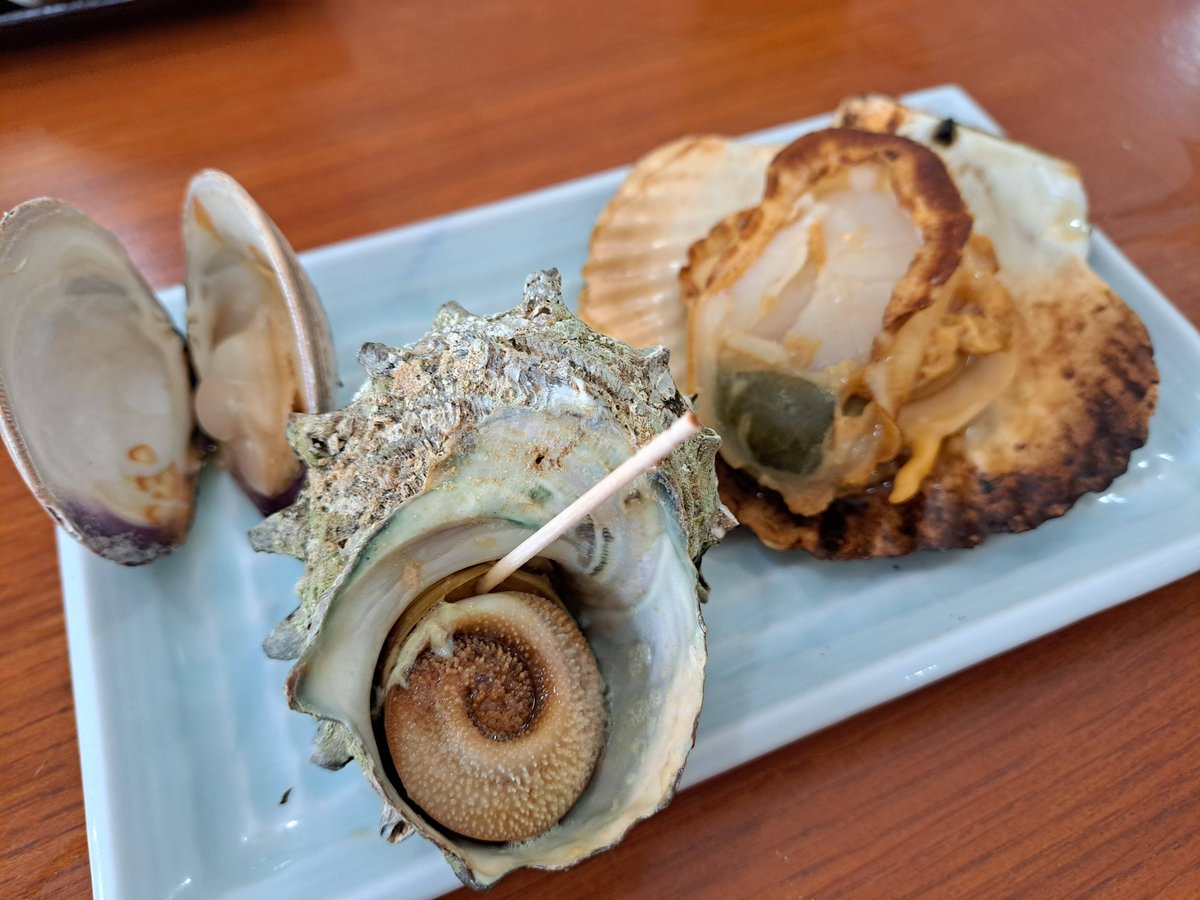mosquitoos's tweet photo. This is Saturday's lunch. We ate plenty of grilled shellfish at a seafood barbecue restaurant in Atami. However, I was surprised that it cost about ¥10,000 for the three of us.
#lunch
#japan
#washoku
#shellfish
#Atami https://t.co/57qWMcPhxJ