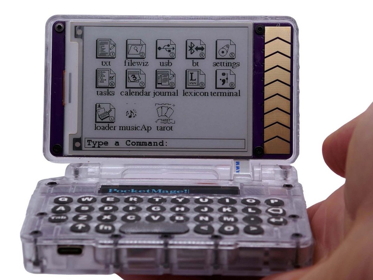 kotauchisunsun's tweet photo. PocketMage：電子ペーパーと物理キーボードを備えた、集中できる携帯型PDA

一周回って平成初期感のあるデザイン。
ESP32-S3で駆動しているらしい。
本体サイズは100×73×21.7mm
185ドル(3.0万円)

このサイズ感でフルキーボードはキツそう・・・
https://t.co/uwdZLOF95E