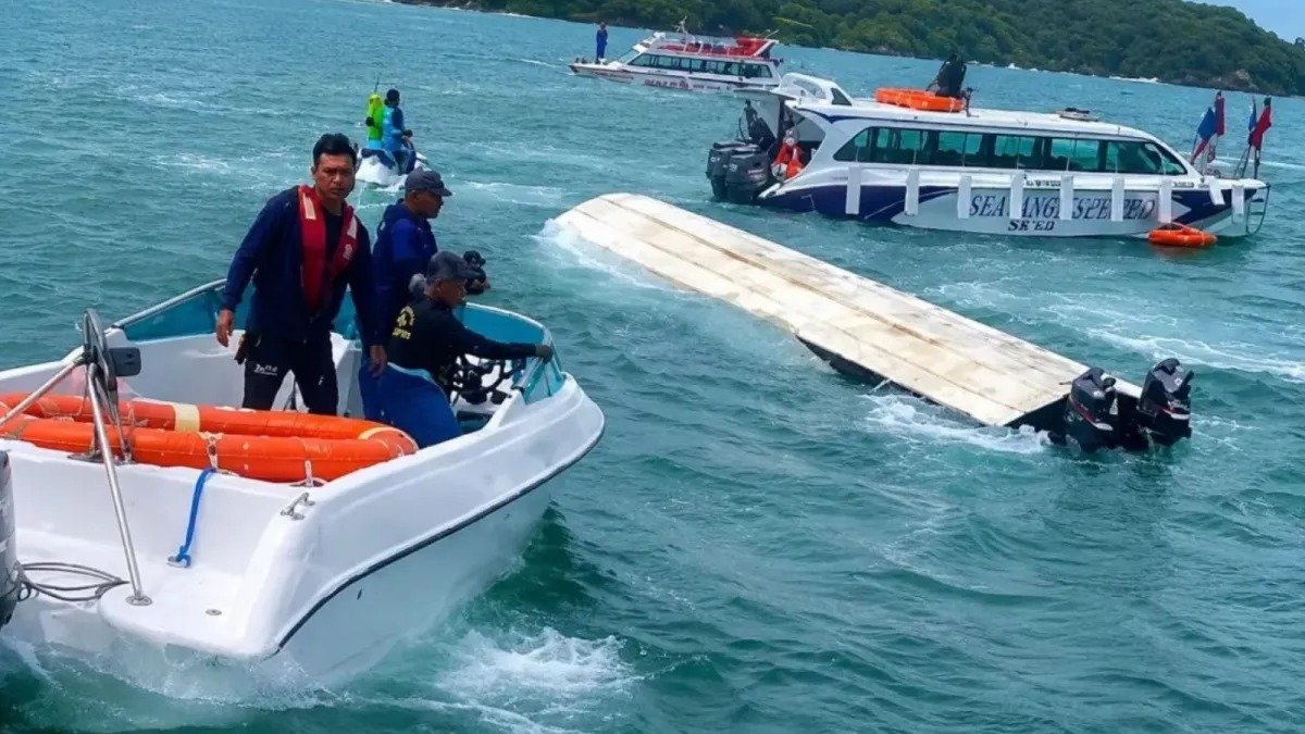 hashkhabar's tweet photo. दर्दनाक Boat Tragedy के बाद राहत की कोशिश तेज! Vietnam से भारत लाए जाएंगे 15 भारतीयों के पार्थिव शरीर

Vietnam बोट हादसे में जान गंवाने वाले 15 भारतीयों के पार्थिव शरीर Ho Chi Minh City लाए जा रहे हैं।
कानूनी और प्रशासनिक औपचारिकताएं पूरी की जा रही हैं।
भारतीय दूतावास और वाणिज्य दूतावास स्थानीय प्रशासन के संपर्क में हैं।
वियतनामी अधिकारियों ने जल्द भारत भेजने का भरोसा दिया।
प्रक्रिया पूरी होते ही पार्थिव शरीर स्वदेश रवाना किए जाएंगे।
#VietnamBoatTragedy #HoChiMinhCity #IndianEmbassy #IndiaNews #BreakingNews