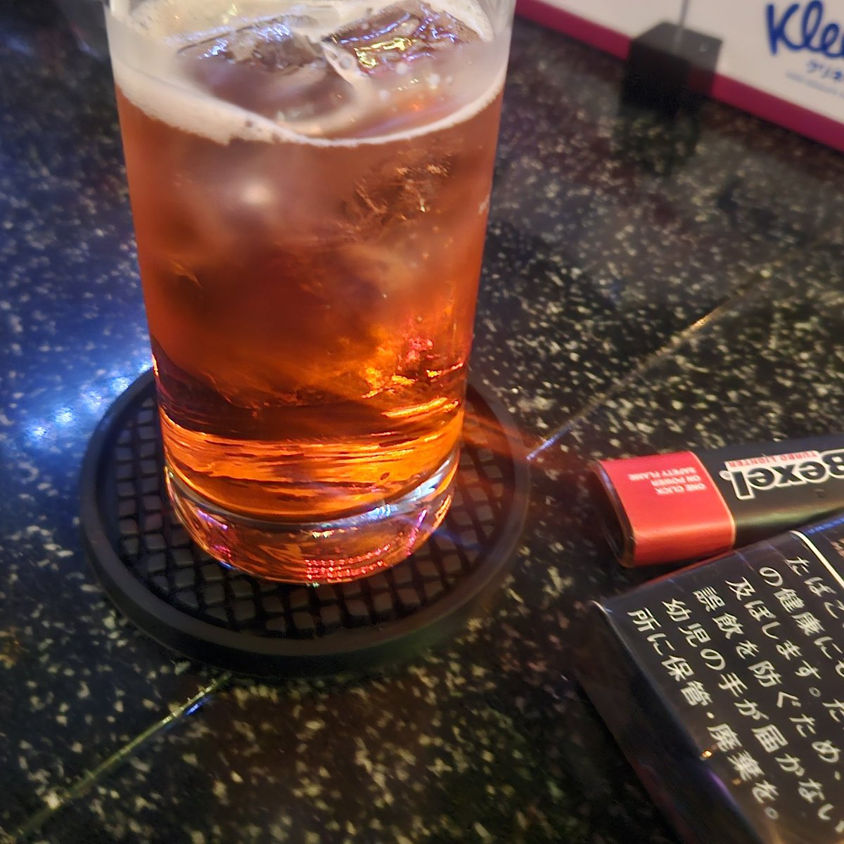 infp__06's tweet photo. 오늘도 칵테일과 함께 담배를 입에 물었다 너 때문에 시작했고 너 때문에 물었던 담배가 널 기억하게 하는 마지막 수단인것 같아서.. https://t.co/cQZiHBsTfe