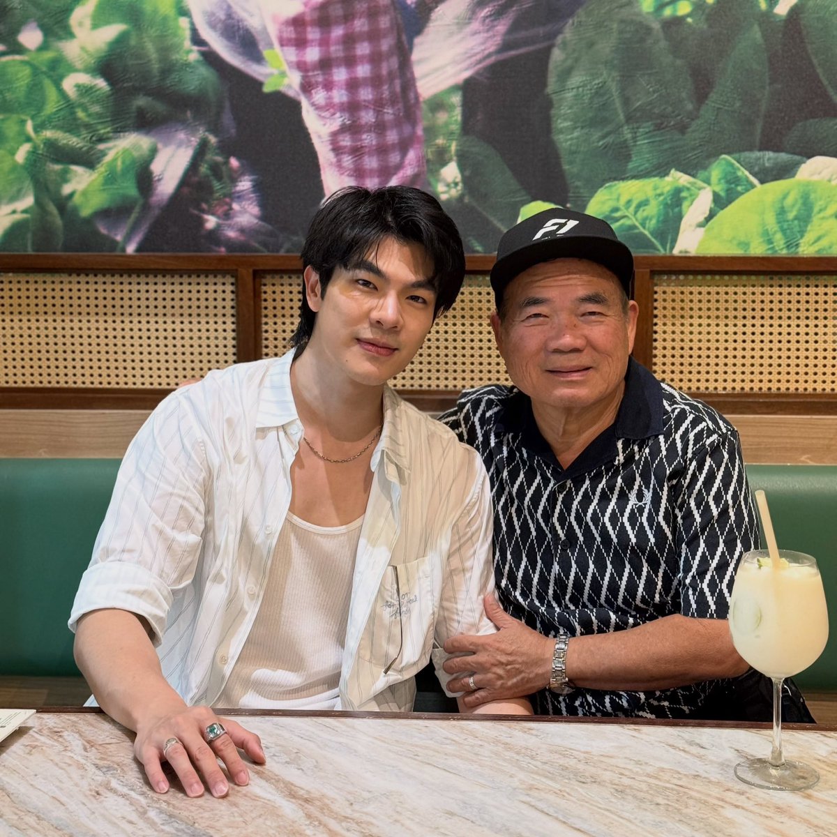 dpentm's tweet photo. มีหนุ่มพาปะป๊าหม่าม๊าไปเลี้ยงข้าวด้วยย เป็นน้องมายอยู่เลยนี่นาา🐻‍❄️🐻‍❄️🤏🏻🤏🏻 https://t.co/GmoeabWFKE