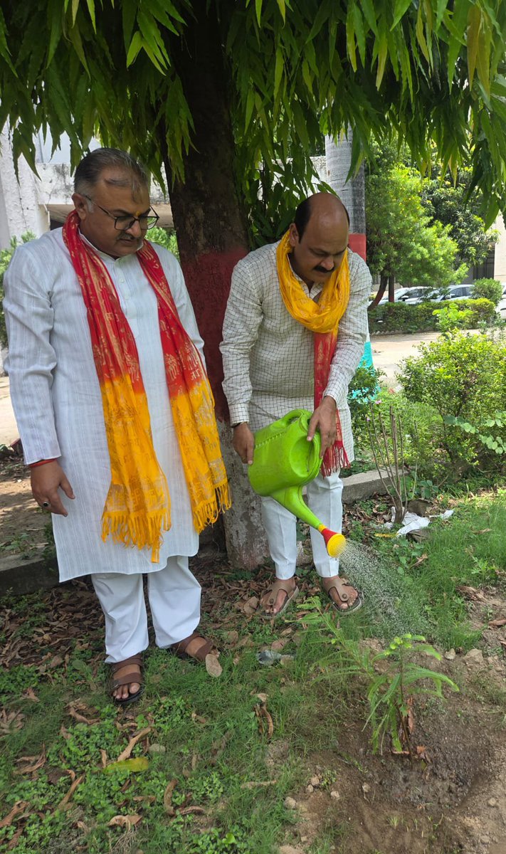 iambjpalok's tweet photo. आदरणीय प्रधानमंत्री श्री नरेंद्र मोदी जी के आह्वान पर धरती माता के प्रति कृतज्ञता और पर्यावरण संरक्षण के संकल्प को साकार करने हेतु ‘एक पेड़ माँ के नाम ’ अभियान  के  अंतर्गत  आज  ‘वृक्षारोपण महायज्ञ-2026’ में सहभागिता करने का सौभाग्य प्राप्त हुआ।

#एक_पेड़_माँ_के_नाम 🌳 https://t.co/MB2lHHPJQA