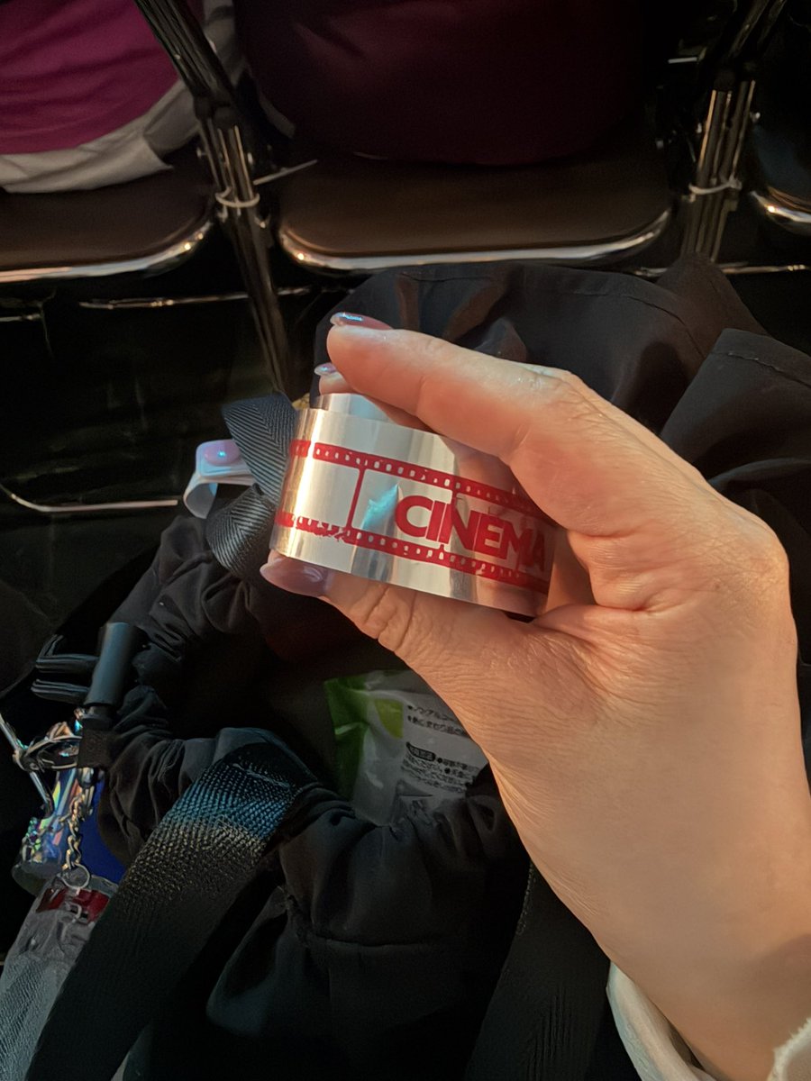 KrtEzweb's tweet photo. 周りの人いっぱい取ってて銀テ一個も取れずに悲しんでたら、後ろの方が銀テ譲ってくださった😭😭😭😭😭優しい世界過ぎてなく
本当にありがとうございました😭😭😭 https://t.co/Qo8PLIwqJx