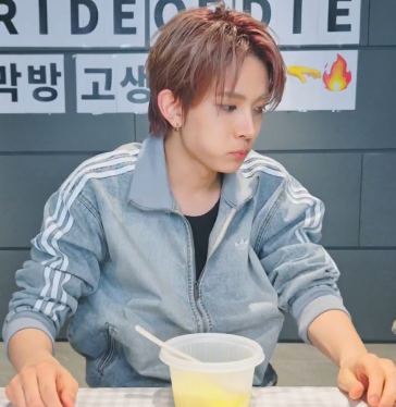 EVANFlLMS's tweet photo. nom nom

#에반 #EVAN #희승 #HEESEUNG https://t.co/RfvwUfCdkN