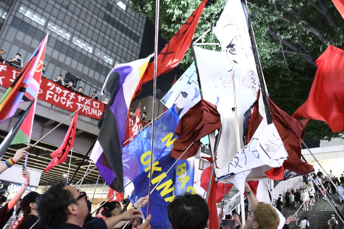 tanakaryusaku's tweet photo. note新記事【写真集】これは事件だ「反高市デモ」

人々の怒りがこれほどまで高まっていようとは…

https://t.co/VDVrofTEtN
                          ◇
世界３大独裁者（トランプ、ネタニヤフ、高市）のハリボテを旗竿で突き破る参加者。＝11日、新宿東南口　撮影：田中龍作＝ https://t.co/ewKPcMUce4