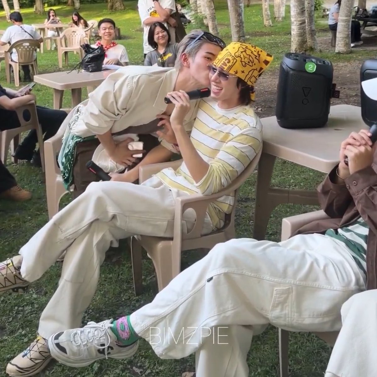 whiteedog_'s tweet photo. โฟ้ด -> พี่นานิ = กูพี่มึงนะ
โฟ้ด -> สกาย = เป็นxxxอะไร

คือ535353553535553553535 โฟ้ดโดนครบ553535355555 แต่รูปหอมพี่นานิกล้าๆกัวๆมาก หอมนานิ มองใคร55353535355 https://t.co/h5ru24PwZP