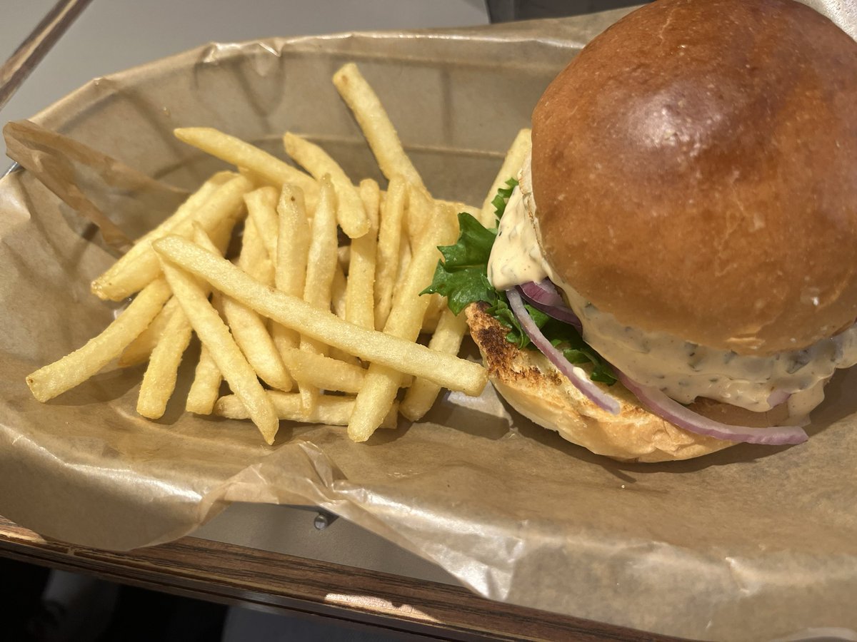 Rukan0619's tweet photo. 今日のお昼ご飯‼︎
ハンバーガーめっちゃ美味しかった
特にバンズがフワフワでとパティが肉肉しく美味しかったな https://t.co/JxX9EV8nTC