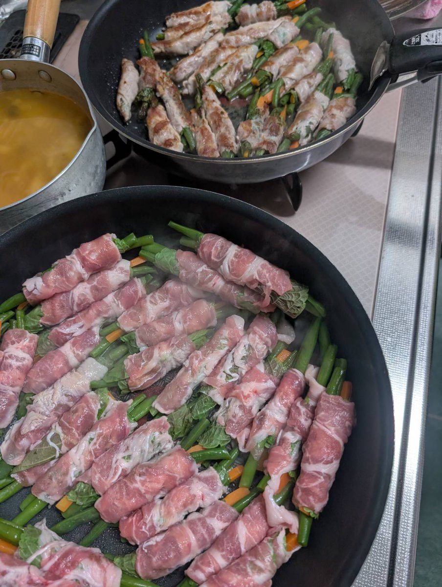 reonzuka's tweet photo. エゴマの葉をいただいたので、人参とインゲンも加えて肉巻きにしました🐷
フライパン2つ登場させてなんとか（笑）
砂糖醤油で味付け🤤
爽やかで美味しかったです🪄 https://t.co/wqXazXg5qe