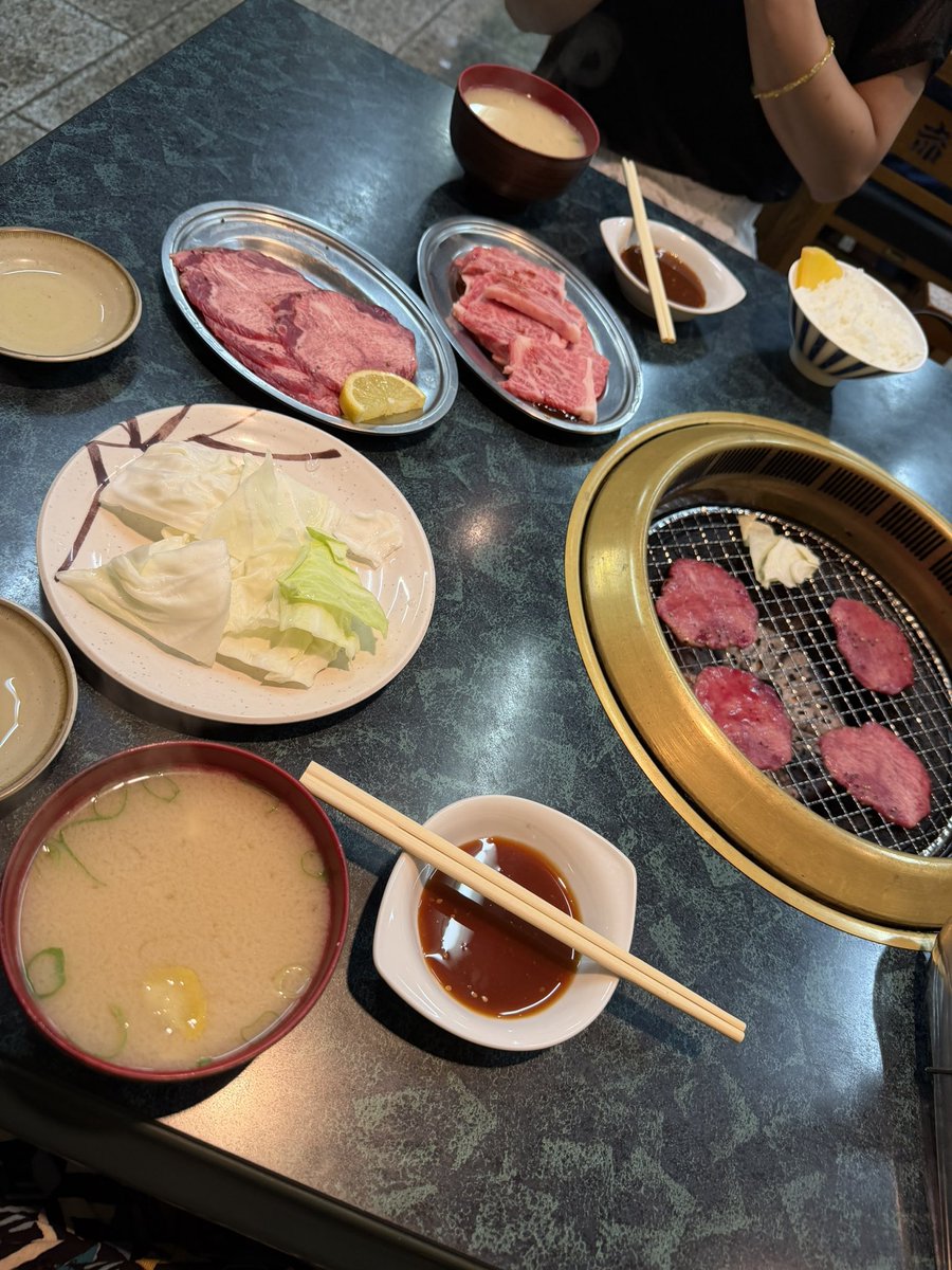 Luminous61613's tweet photo. 親友と姫路で有名な焼肉屋さん来てる🥩✨
めちゃくちゃ美味い😋 https://t.co/1vE4RNV0QJ