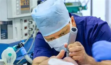 JulioRazona's tweet photo. Los pacientes llegaban con gripe o neumonía y salían en bolsas para cadáveres después de ser envenenados y asfixiados por la política sanitaria impuesta por la OMS y acatada por el sistema medico, que cobra enormes bonificaciones por cada persona fallecida supuestamente por Covid. 
Las resoluciones del Ministerio de Salud   y los montos que perciben los medicos que se sumaron a la masacre, que tuvieron garantizada su impunidad, porque se prohibieron las autopsias, detallados en el "RELATOS DERECHOS"