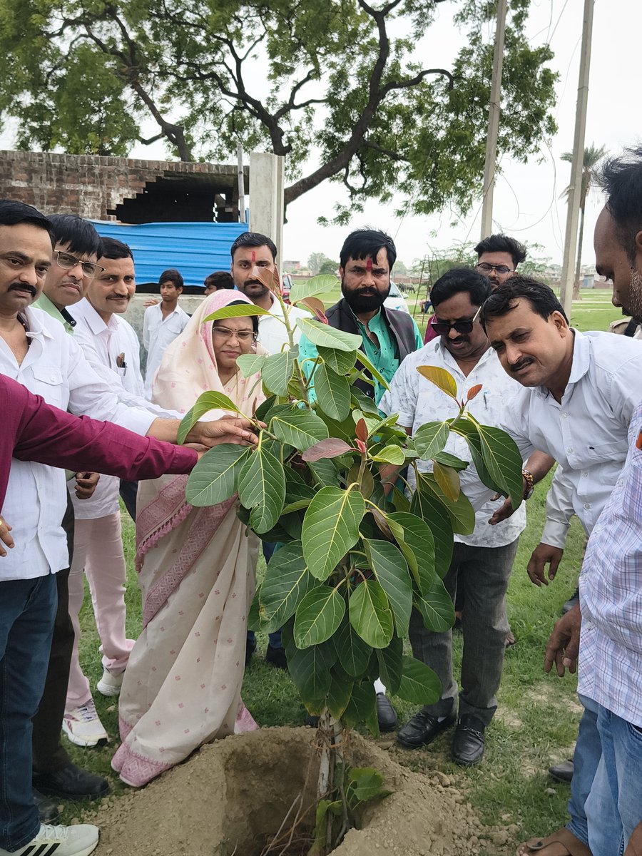 Shakunsinghbjp's tweet photo. “एक पेड़ माँ के नाम”

आज उन्नाव के कांशीराम में “एक पेड़ माँ के नाम” अभियान के अंतर्गत पौधरोपण कर पर्यावरण संरक्षण एवं हरित भविष्य का संदेश दिया।

एक पेड़ केवल प्रकृति का श्रृंगार ही नहीं, बल्कि आने वाली पीढ़ियों के सुरक्षित और स्वस्थ भविष्य का आधार भी है। 
#एक_पेड़_माँ_के_नाम https://t.co/JB5T3kxnRC