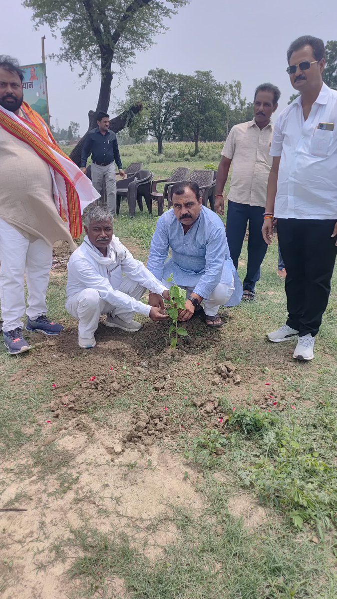 dharmveerbjp's tweet photo. “एक पेड़ माँ के नाम” के अंतर्गत आयोजित वृक्षारोपण महायज्ञ–2026 के शुभारंभ पर आज गौरीशंकर मण्डल के तिरनाही बूथ 411 पर पौधारोपण किया साथ में मंडल अध्यक्ष रामबली मौर्य जी उपस्थित रहें 
#EkPedMaaKeNaam #Vriksharopan2026 #HaritUttarPradesh #Padrauna  #EnvironmentalProtection https://t.co/HhLJ0trfr1