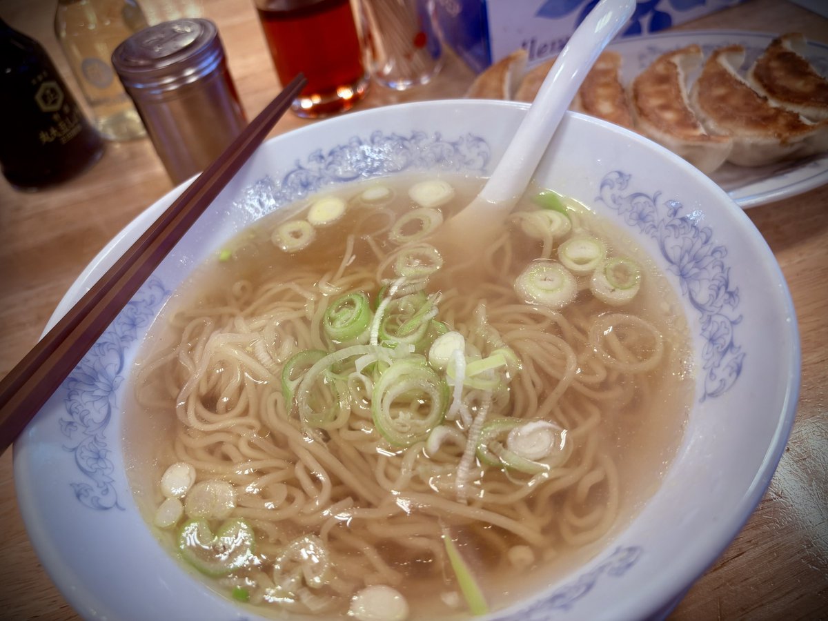 sei0510's tweet photo. ぎょうざの満州〜素ラーメン塩と餃子♪これがいちばんうまい！ https://t.co/OM77HzDWRg