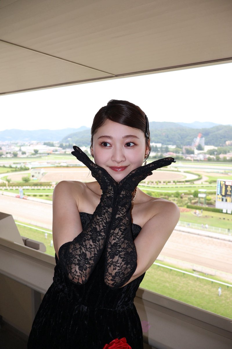 suzy_staff's tweet photo. 福島競馬 七夕賞 GIIIにてプレゼンターを務めさせていただきました🏆
トークショーもとってもたくさんの方が来てくださり、本当にありがとうございます🐎

初めての競馬観戦は鳥肌が立つほどの迫力で、つい大きな声が出てしまいました！競走馬の美しさに惚れ惚れです。また観たい！

#今日のすーじー https://t.co/lYGNGEe0a3
