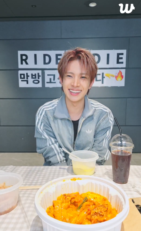 EVANFlLMS's tweet photo. it's so refreshing to the soul to see him smile like this https://t.co/0u30N3kbuP