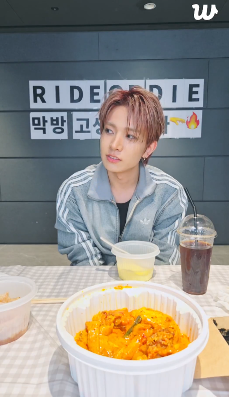 EVANFlLMS's tweet photo. tiny hamster https://t.co/tNQPq6p4M9