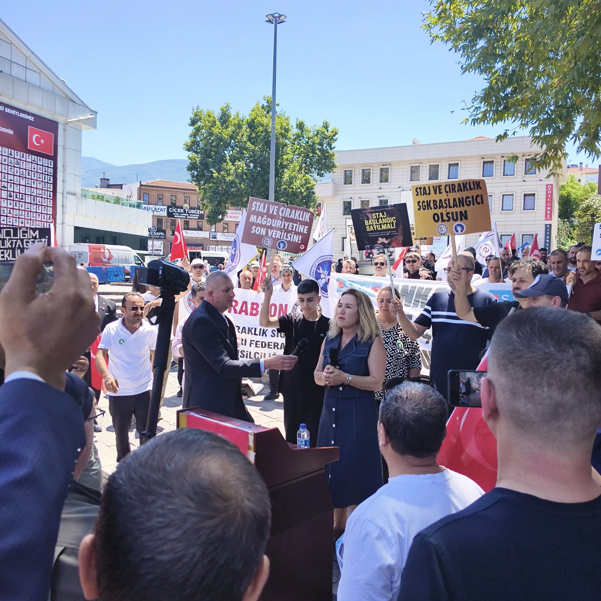 STAJMADURLARID1's tweet photo. Büyük Bursa Basın açıklamasında Staj ve Çıraklık Magdurlarina Desteklerini esirgemeyen Değerli sosyal güvenlik uzmanlari 
@dileketesgk
@MuratBalSmmm
@ErsinBayav
Teşekkürlerimizi sunariz 
@CirakStajFED
@ANKSTAJCIRAK
Stajyer çırak Bursada #StajçıraklıkSgkBaslangıçıOlsun https://t.co/oT8qMY5MtJ