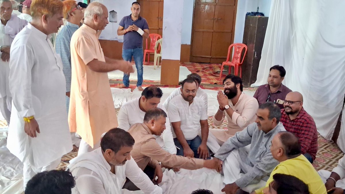 VivekPremi's tweet photo. आज शामली जिले के कस्बा बनत व जलालाबाद में सुख - दुःख में अपनों के बीच।

#ShamliKaVivek https://t.co/uCZZnL1jOd