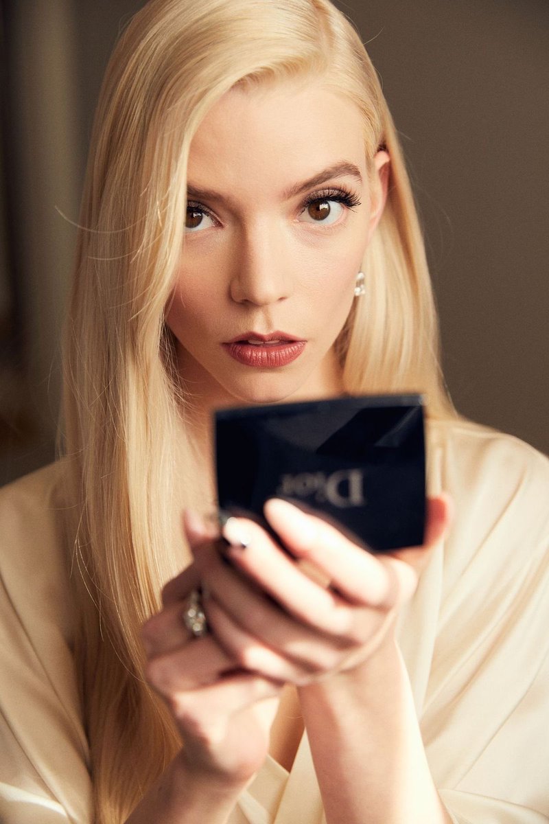 ThinkerAnya_'s tweet photo. SHE IS SO GORGEOUS OMG LOOK AT THAT FACE CARD 🫠 https://t.co/MzAeAbqRVh
