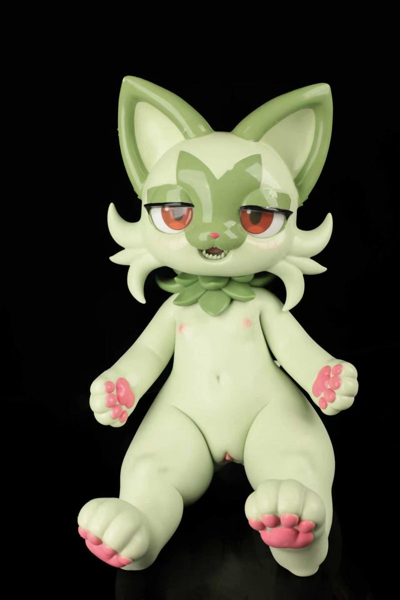 HTDollOfficial's tweet photo. Look at this smug little grass cat! 🌿🐱 A stunning close-up look at this custom Sprigatito art toy. The glossy finish, the adorable pink paw pads, and that mischievous little fanged smile are just pure perfection. Every single angle perfectly captures its playful and cheeky personality. 🐾💚

Are you team Sprigatito, or do you prefer the other starters? Let us know your favorite in the replies below! 👇✨

#Pokemon #Sprigatito #ニャオハ #designertoys #arttoys #collectibles #furryart #pokemoncommunity #新叶喵