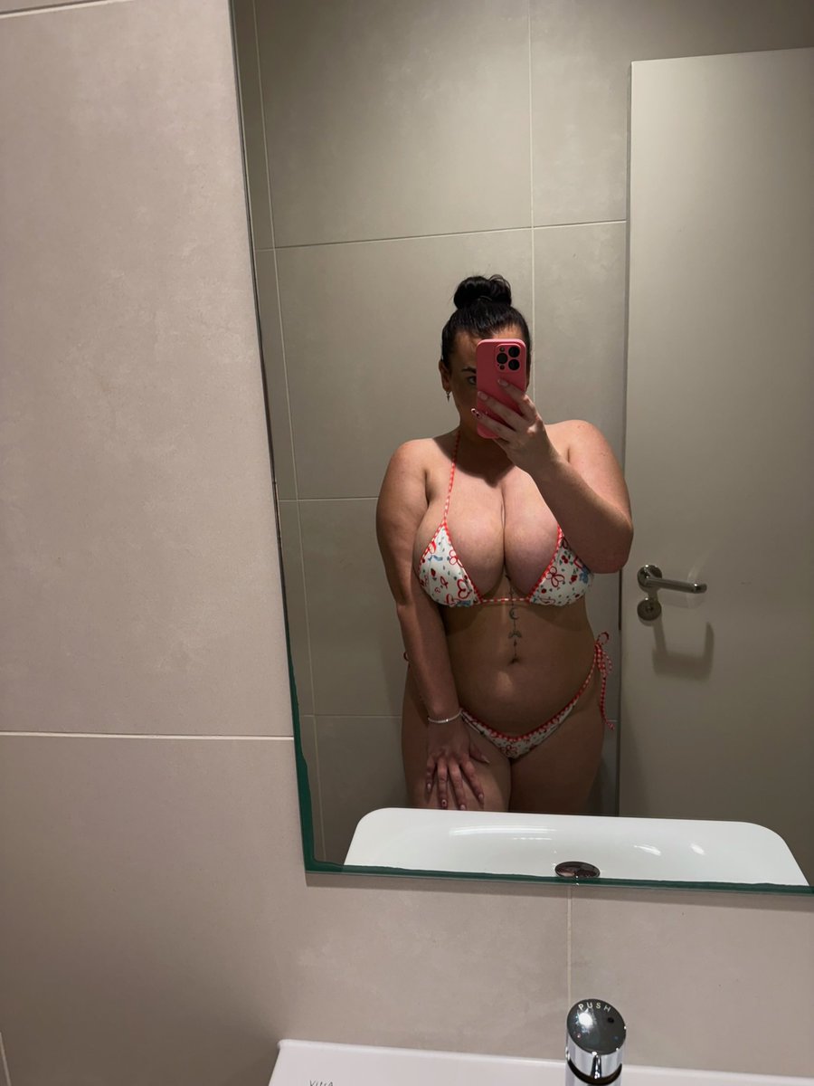 urvxncrush's tweet photo. Just checking if you’re still obsessed with me https://t.co/TcSNI1Y7DR