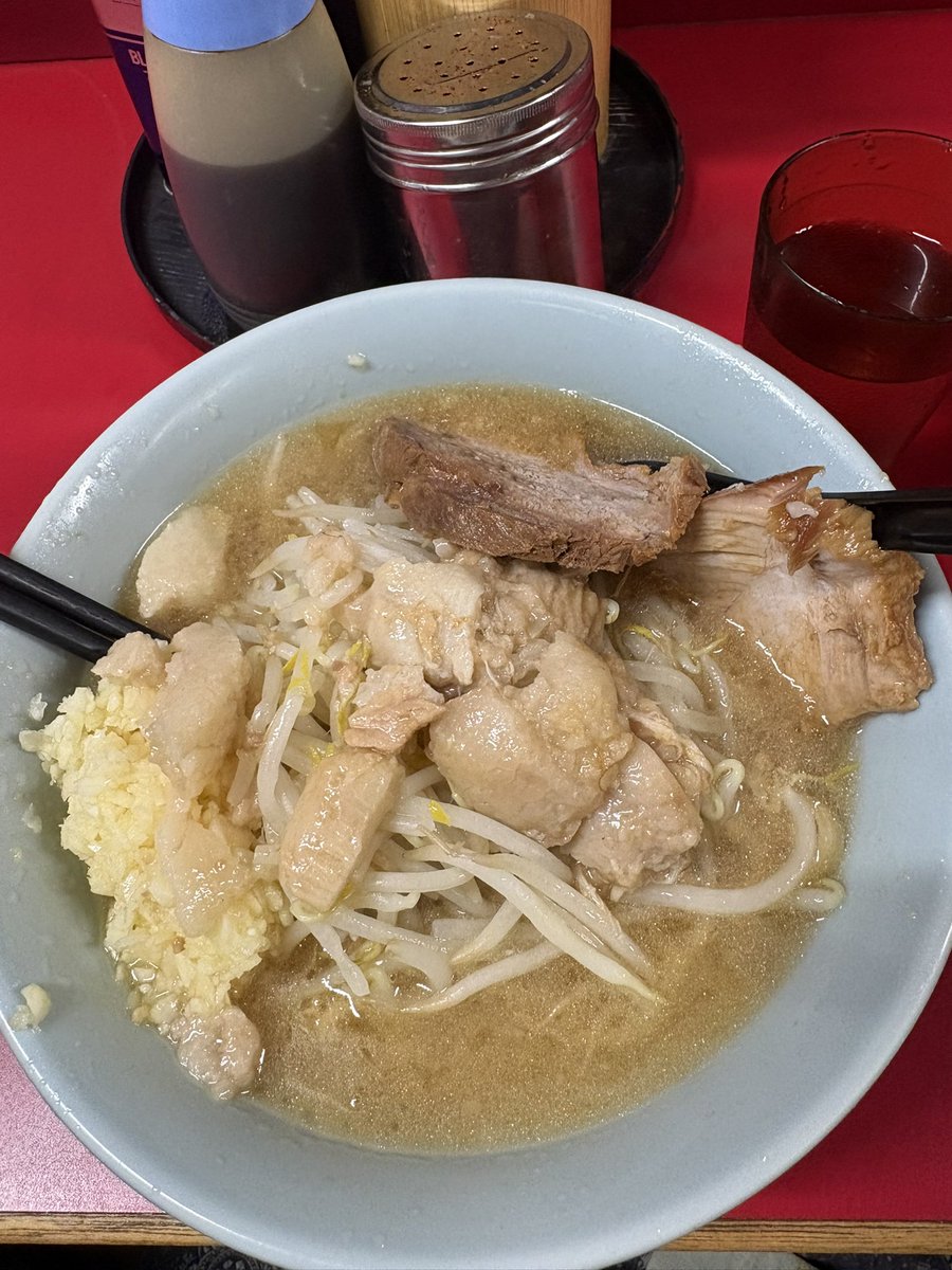 ramune1953's tweet photo. 昨日深夜にラーメン二郎歌舞伎町店へ来訪
飲んだ後なので麺少なめヤサイ少なめニンニクマシアブラで頂く
見えるか、スープ表面の輝きが…！
アブラで輝くスープを纏わせるシッカリ麺にややクタヤサイ
乳化スープを心底堪能。全てが眩く、美味い
至福のひととき、ご馳走様でした。
 #ラーメン
 #二郎 https://t.co/fQM3uikVCz