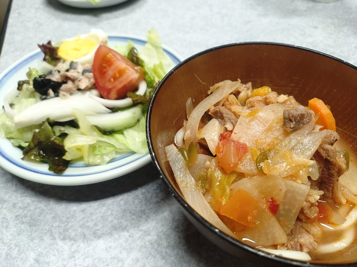 chienryo's tweet photo. 本日は寮例会でしたー
今月の食事は、Salade Niçoise（ニース風サラダ）、Лагман（ラグマンと読むらしい。中央アジアの麺料理）、โรตีไข่กล้วย (バナナと卵のロティ)

ヨーロッパからアジアへ、ユーラシア横断でした。美味しかった！ https://t.co/JQReRlwNeA