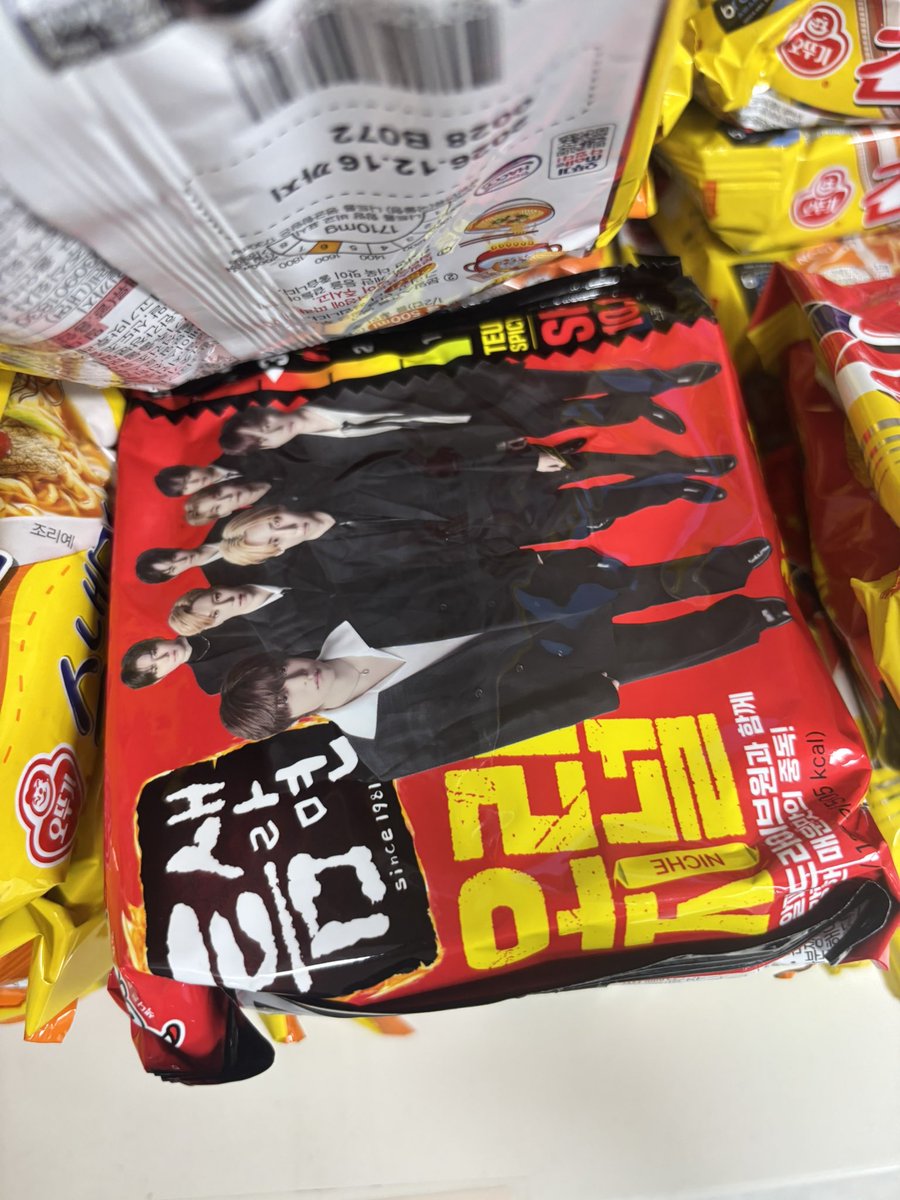ujiaaaaa_'s tweet photo. 팀장님이 틈새라면 틈새에 껴둠 https://t.co/jWb3gJTYAT