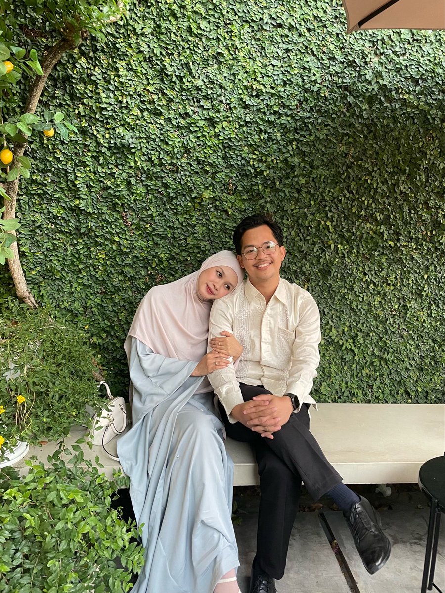 khanifirsyad's tweet photo. Semenjak punya istri, banyak hal-hal sederhana yg bikin saya “feels like a man”.

Sebelum menikah, istri saya itu orangnya mandiri dan gak menye-menye. Tapi setelah menikah, dia menunjukkan sisi manjanya ke saya. Gak sungkan buat minta tolong, clingy banget, dan selalu izin/meminta pendapat saya untuk memutuskan sesuatu. Saya pun jadi merasa dihargai dan dari situ, rasa ingin melindunginya semakin besar.

Lemah lembut sikapnya, bikin saya makin sayang. Sabarnya bikin saya gak tega buat nyakitin. Istri saya, adalah wanita yg harus saya bahagiakan, dan itu membuat saya makin merasa jadi lelaki yg sesunguhnya.

😊