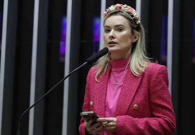 DaniloTorres100's tweet photo. A deputada Júlia Zanatta (PL-SC) tem 25 assessores. Até junho, gastou quase 800 mil com assessoria!

Com só 60 presenças no Congresso em 2026, gastou 275 mil em auxílios para gasolina, aluguel de carros, escritório etc.

Isso precisa acabar! https://t.co/dYDNxGJUgF