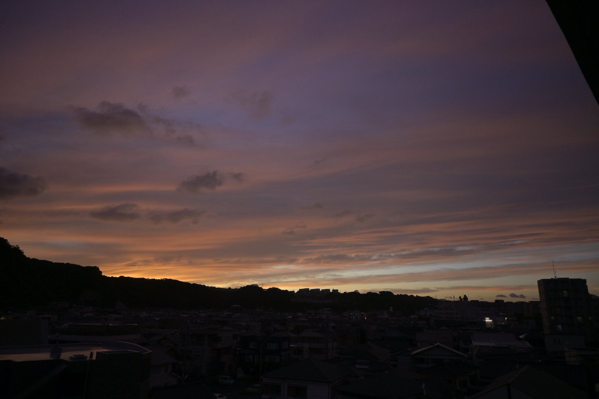 downburst797's tweet photo. 最近夕焼けすごい https://t.co/4v0QDtYoBj