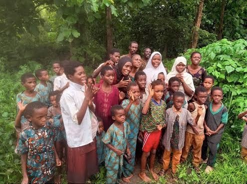 NaijaNowN's tweet photo. Just in: Oyo State Governor Seyi Makinde paid a visit to the Oriire School Kidnapped Victims who are currently receiving treatment in Ibadan, Oyo state. The Governor also Also assured them of the state's continued support as they recover and Meet back with their families. https://t.co/xOYyGj5Tse