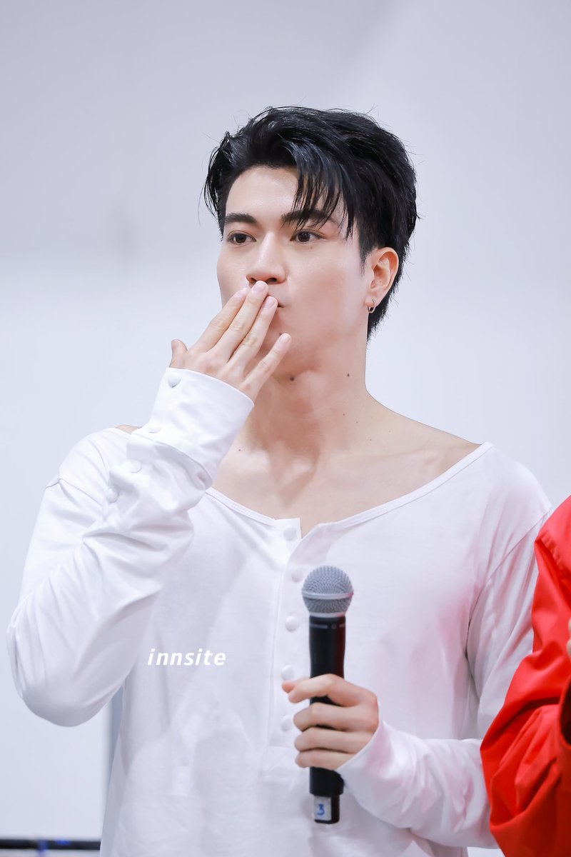 innsite97's tweet photo. ท่าจุ๊บแมวววววววววว 😎

#innjkrsn
#GowholesaleXInnOngsa https://t.co/8OOMx56PLd